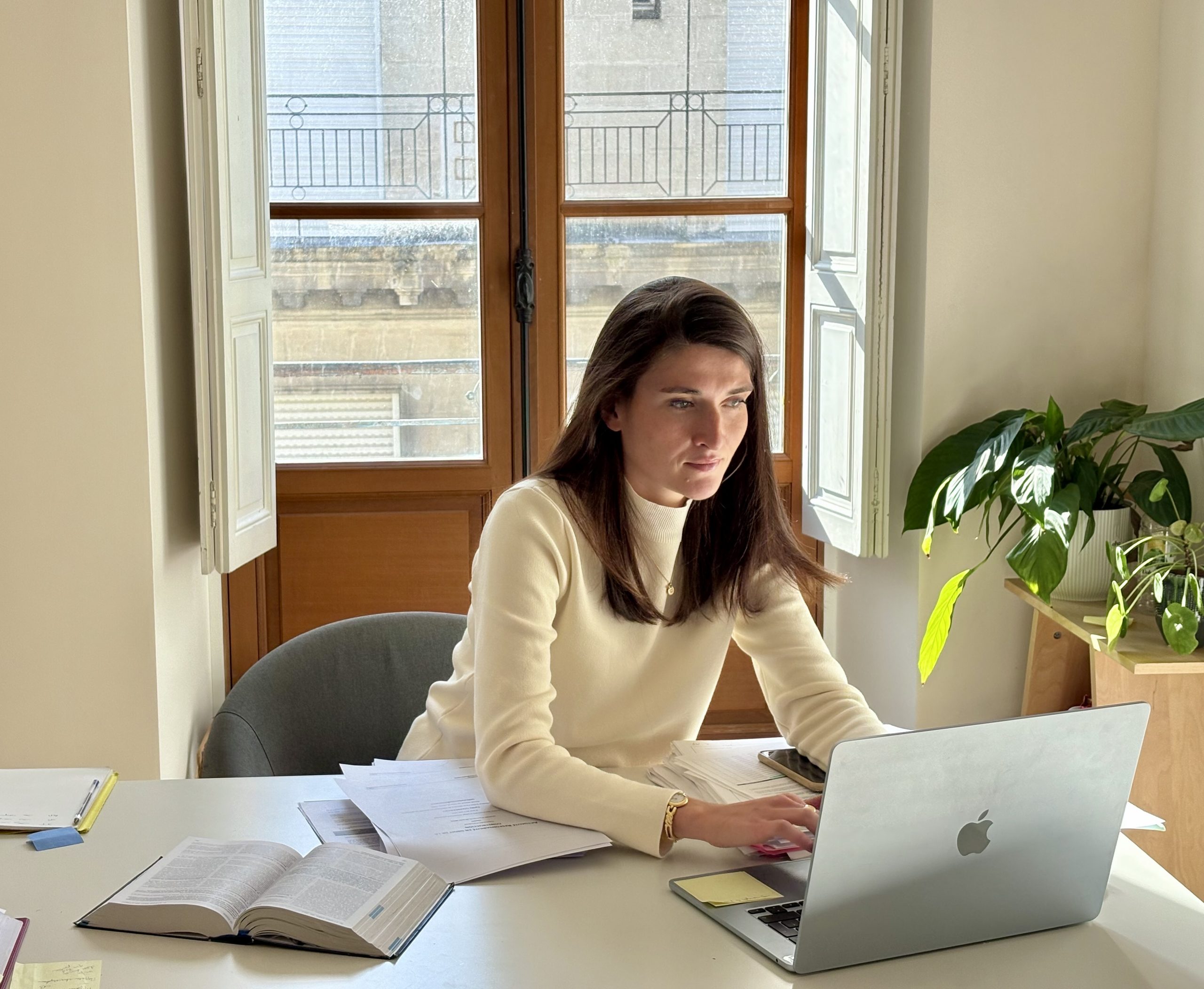 Maître Chloé Rajalu dans son cabinet d'avocat, 2 rue Piron à Nantes